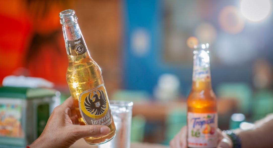 imagen de personas tomando cerveza