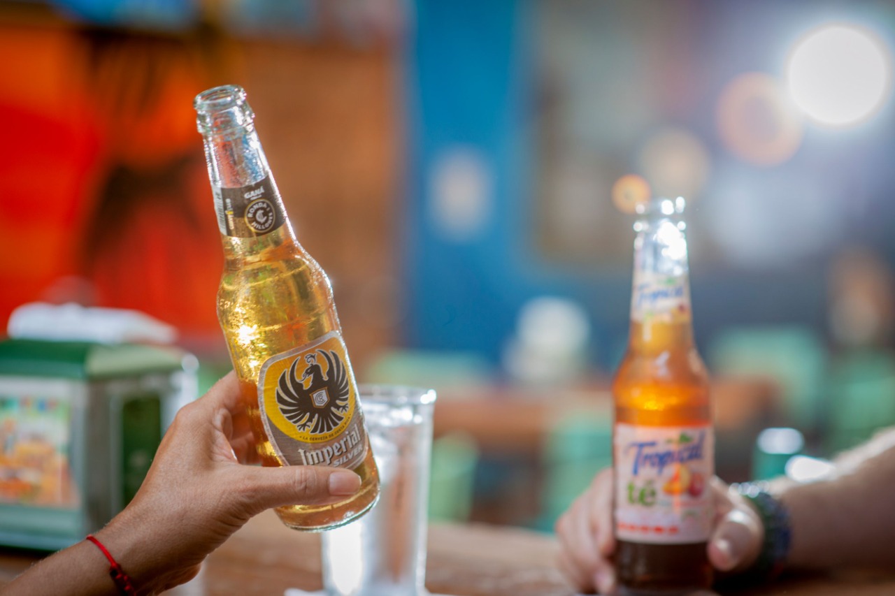 imagen de personas tomando cerveza