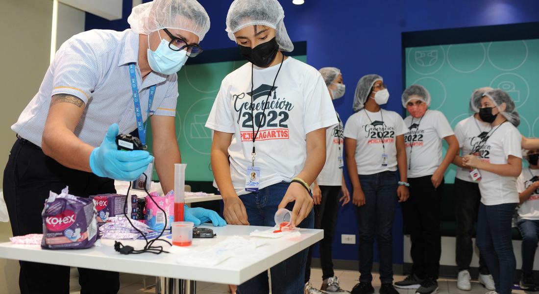 Kimberly-Clark sensibiliza a adolescentes sobre el periodo y la higiene menstrual 