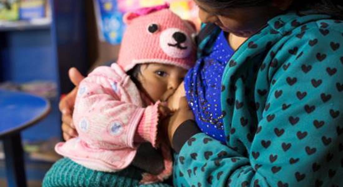 @UNICEF Bolivia/2018/Duranboger Sesión familiar de promoción de la lactancia materna, Programa de Nidos bilingües. Pueblo indígena cultura aymnara.
