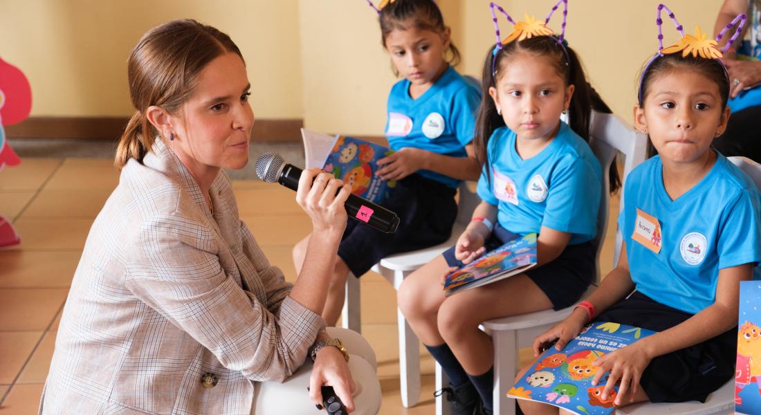 Maria Pía Robles, directora de Relaciones Corporativas de FIFCO, conversó con niños y niñas sobre el significado de la paz durante el acto de lanzamiento de la iniciativa.