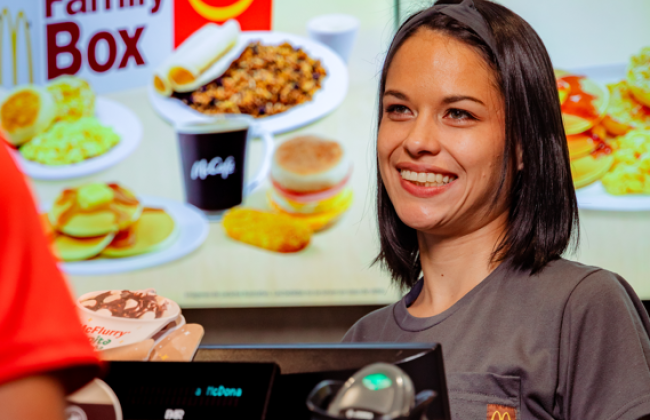 Joseline Morera tiene seis meses de estar trabajando en el McDonald's de Cartago Centro.