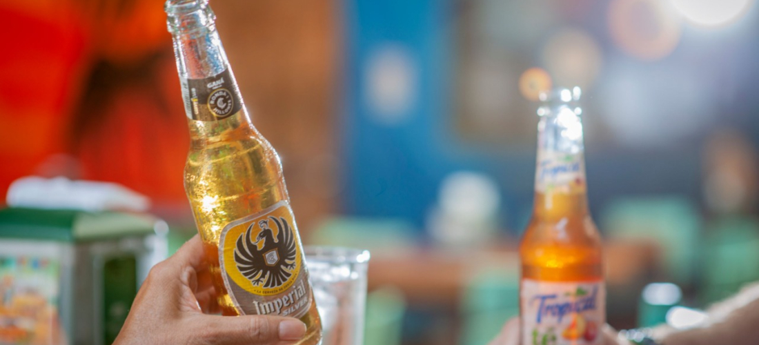 imagen de personas tomando cerveza