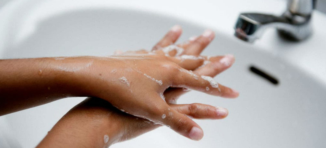 ¿Cuáles son las recomendaciones y protocolo de limpieza a seguir para el aislamiento domiciliar en caso de que un familiar sea sospechoso o confirmado de COVID-19?