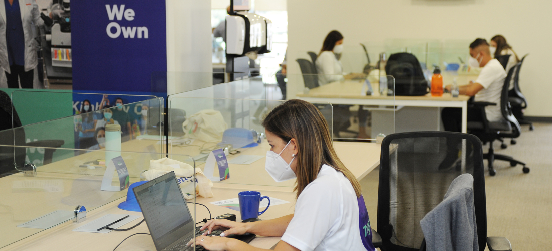 En el país, las mujeres ocupan el 40% de los roles de lireazgo de la comáñía. 