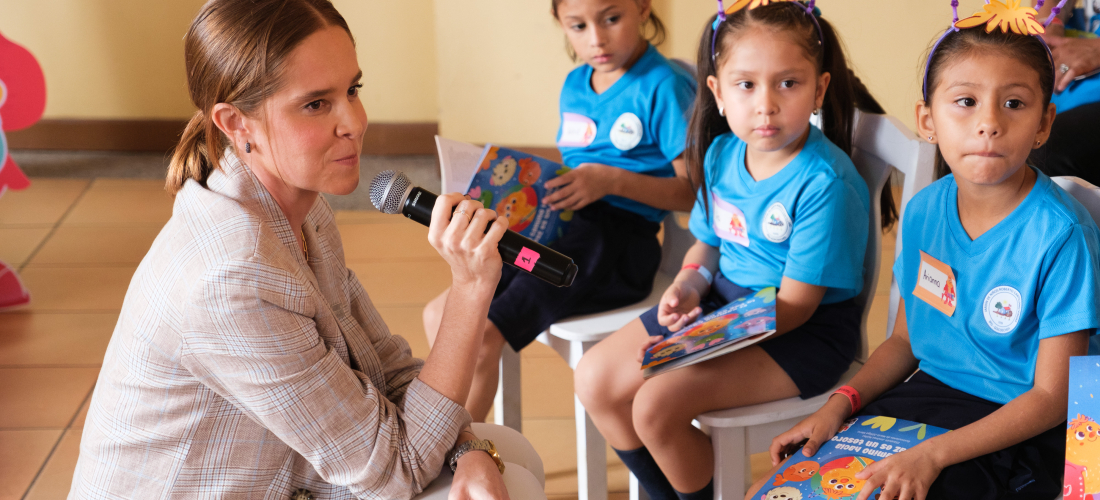 Maria Pía Robles, directora de Relaciones Corporativas de FIFCO, conversó con niños y niñas sobre el significado de la paz durante el acto de lanzamiento de la iniciativa.