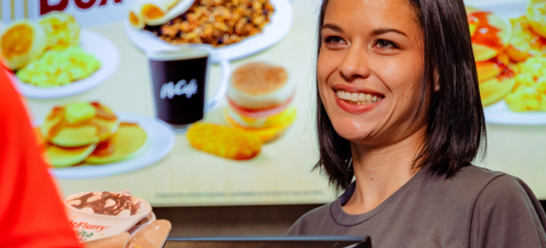 Joseline Morera tiene seis meses de estar trabajando en el McDonald's de Cartago Centro.