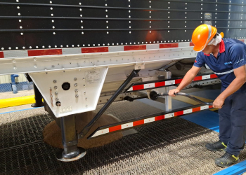 Un trabajador de FIFCO trabaja en la descarga de un cargamento de malta.